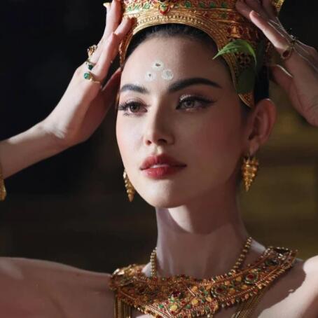 NỤ HÔN ĐỒNG TÍNH GÂY SỐC CỦA MAI DAVIKA TRONG “NỮ HOÀNG AYODHAYA” KHIẾN CỘNG ĐỒNG MẠNG DẬY SÓNG