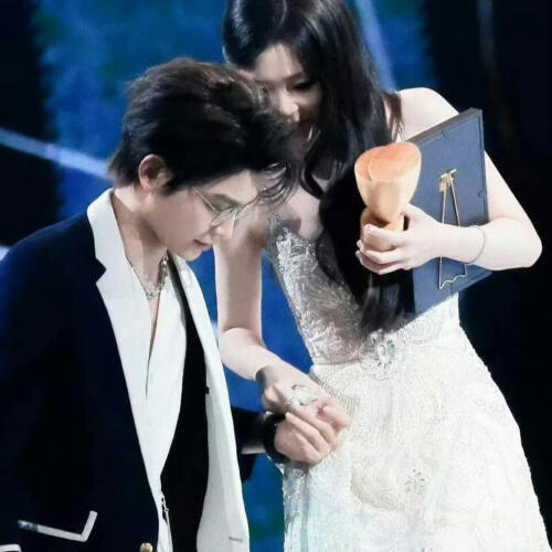 Đinh Vũ Hề Dìu Ngu Thư Hân Gây Bão Mạng Tại Tinh Quang Đại Thưởng
