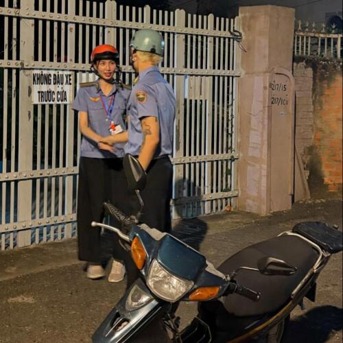 Hoa Hậu Thùy Tiên và WEAN Lê Gây Chú Ý Khi Đi Làm Bảo Vệ